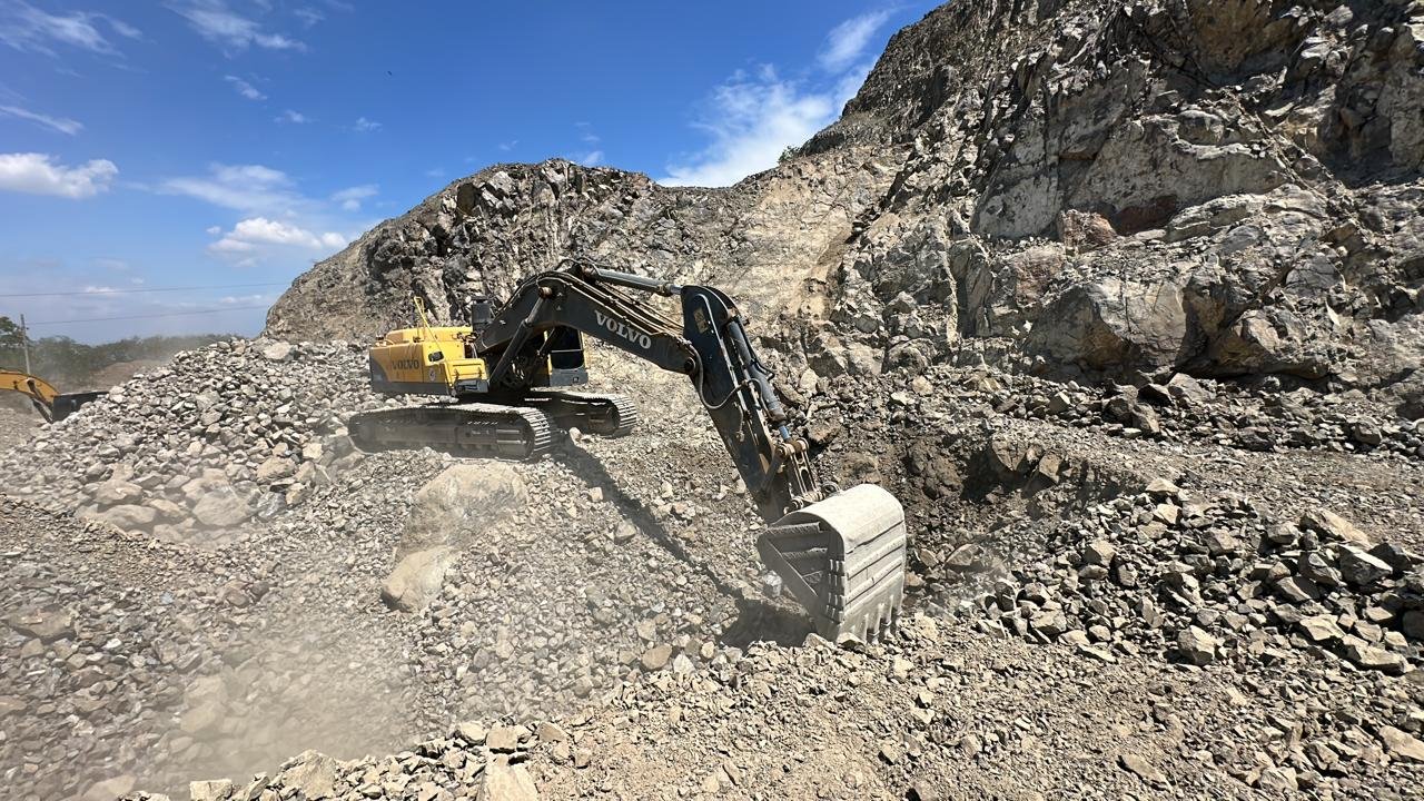 Roca muerta o recebo en cantera de Yumbo